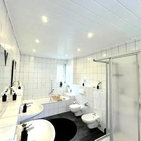 Appartement Casa Mia - Helios Klinik - Hbf - Zentrum - Parken - Messe 20 Min *